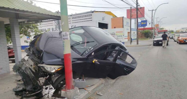 Automóvil queda con severos daños tras fuerte accidente en Avenida Lincoln en Monterrey, NL