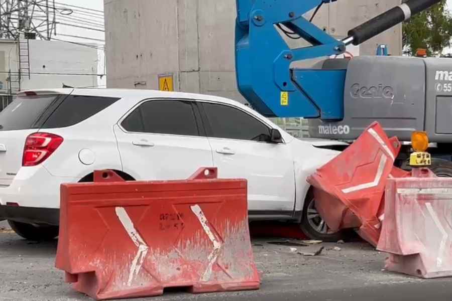 Automovilista choca contra grúa de las obras del Metro en Guadalupe, NL