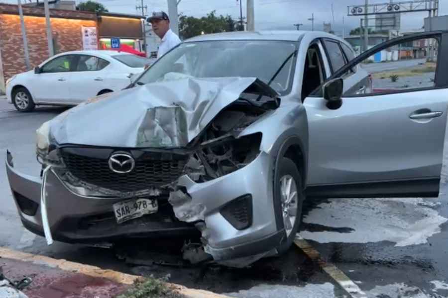 Automovilista choca contra poste tras esquivar vehículo en Monterrey, NL