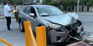 Automovilista choca contra poste tras esquivar vehículo en Monterrey, NL