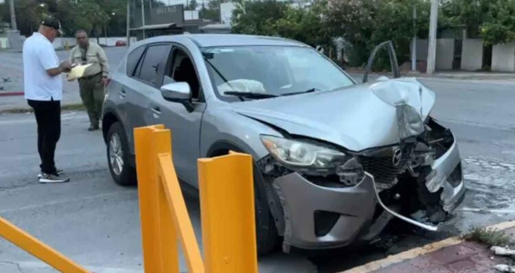 Automovilista choca contra poste tras esquivar vehículo en Monterrey, NL