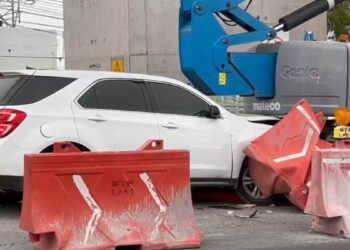 Automovilista se impacta contra una grúa de las obras del Metro en Guadalupe, NL