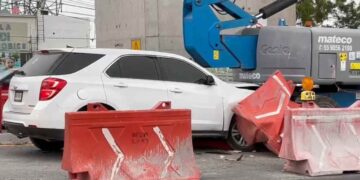 Automovilista se impacta contra una grúa de las obras del Metro en Guadalupe, NL