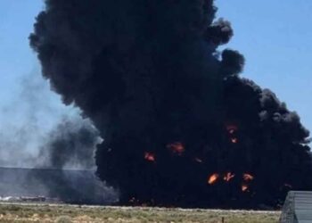 Avión bombardero B-52 se estrella tras despegar en base de California, Estados Unidos