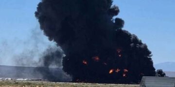 Avión bombardero B-52 se estrella tras despegar en base de California, Estados Unidos