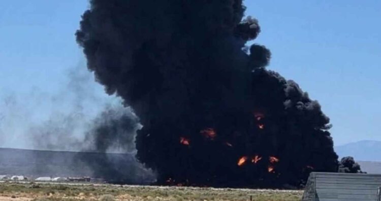 Avión bombardero B-52 se estrella tras despegar en base de California, Estados Unidos