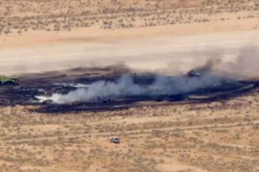 Avión bombardero B-52 se estrella tras despegar en base de California, Estados Unidos
