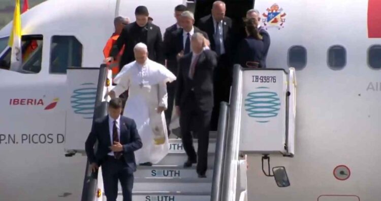 Avión del Papa León XIV queda varado antes de despegar en España: ¿Qué fue lo que pasó?