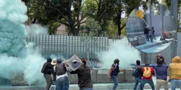 CNTE irrumpe en oficinas de la SEP en CDMX durante protesta