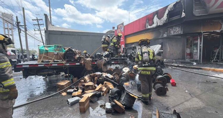 Camión de carga se incendia y afecta un Oxxo en Monterrey, Nuevo León
