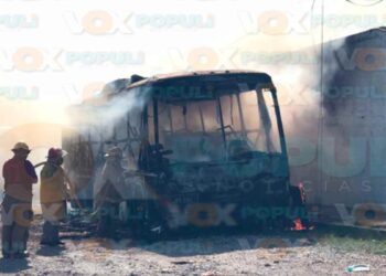 Camión de pasajeros incendio en Victoria