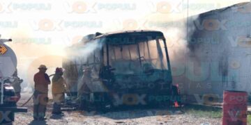 Camión de pasajeros incendio en Victoria