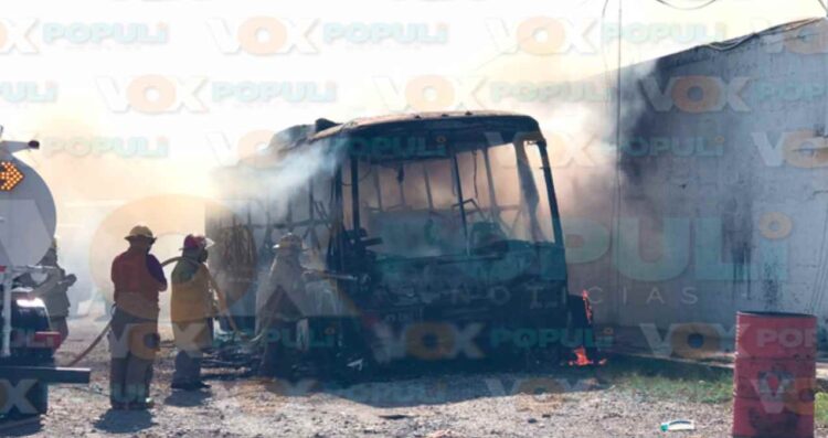 Camión de pasajeros incendio en Victoria