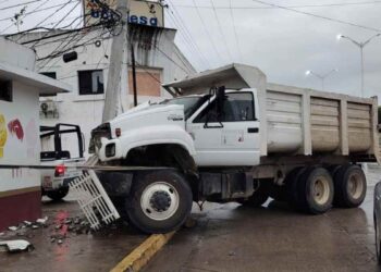 Camión materialista choque El Mante