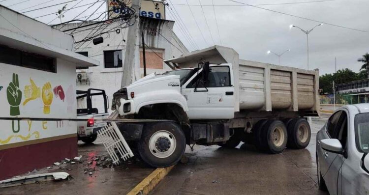 Camión materialista choque El Mante