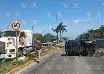 Camioneta colisiona contra tráiler y termina volcada en la Avenida de la Industria en Altamira, Tamaulipas