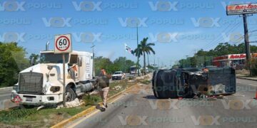 Camioneta colisiona contra tráiler y termina volcada en la Avenida de la Industria en Altamira, Tamaulipas