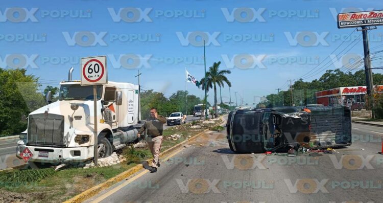 Camioneta colisiona contra tráiler y termina volcada en la Avenida de la Industria en Altamira, Tamaulipas