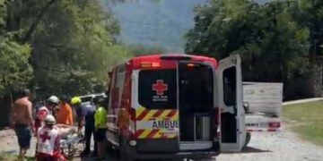 Camioneta mujer y bebé en Allende