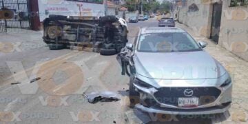 Camioneta vuelca tras chocar contra auto estacionado en Tampico, Tamaulipas