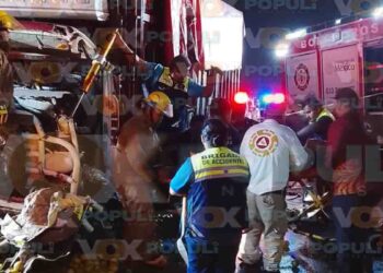 Chofer queda prensado tras chocar contra tráiler en Altamira, Tamaulipas
