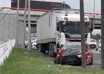 Choque entre tráiler y automóvil provoca caos vial en carretera a Nuevo Laredo en Apodaca, NL