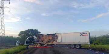 Cierran la carretera por choque de tractocamiones en Hidalgo, Tamaulipas