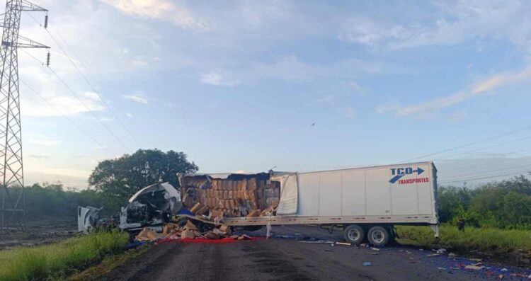 Cierran la carretera por choque de tractocamiones en Hidalgo, Tamaulipas