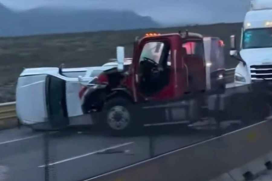 Colisión entre tractocamión y camioneta complica circulación en la autopista Monterrey-Saltillo
