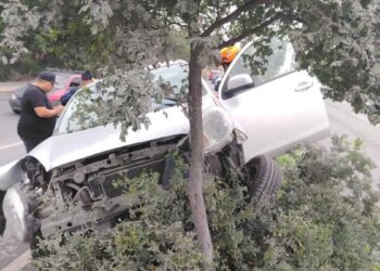 Colisión entre tráiler y vehículo moviliza a Protección Civil en Apodaca, NL