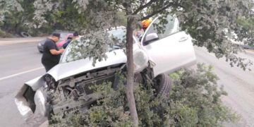 Colisión entre tráiler y vehículo moviliza a Protección Civil en Apodaca, NL
