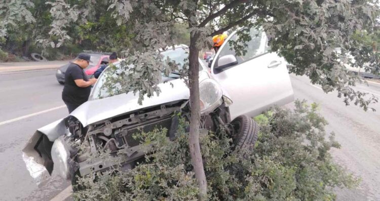 Colisión entre tráiler y vehículo moviliza a Protección Civil en Apodaca, NL