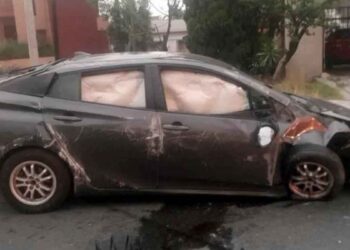 Conductor abandona su vehículo tras derribar poste en Monterrey, Nuevo León