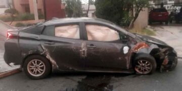 Conductor abandona su vehículo tras derribar poste en Monterrey, Nuevo León