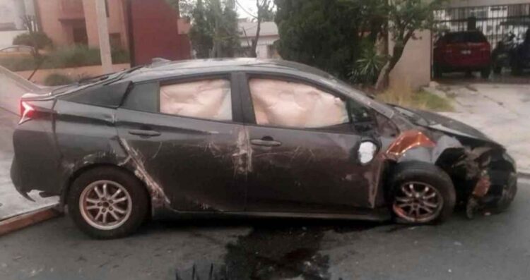 Conductor abandona su vehículo tras derribar poste en Monterrey, Nuevo León