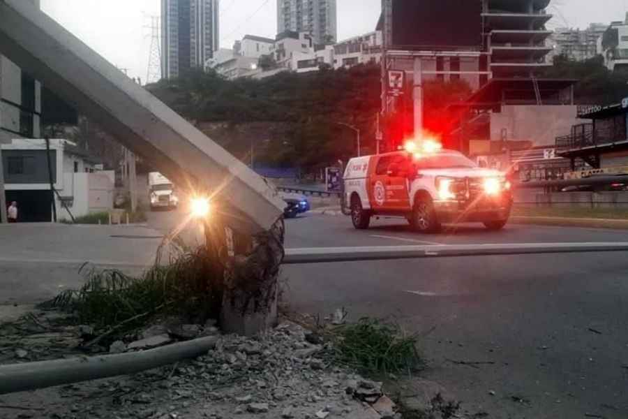 Conductor abandona su vehículo tras derribar poste en Monterrey, Nuevo León