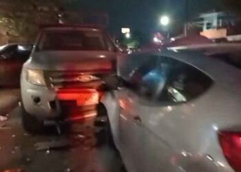 Conductor choca contra vehículos estacionados en Monterrey, Nuevo León