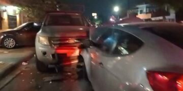 Conductor choca contra vehículos estacionados en Monterrey, Nuevo León