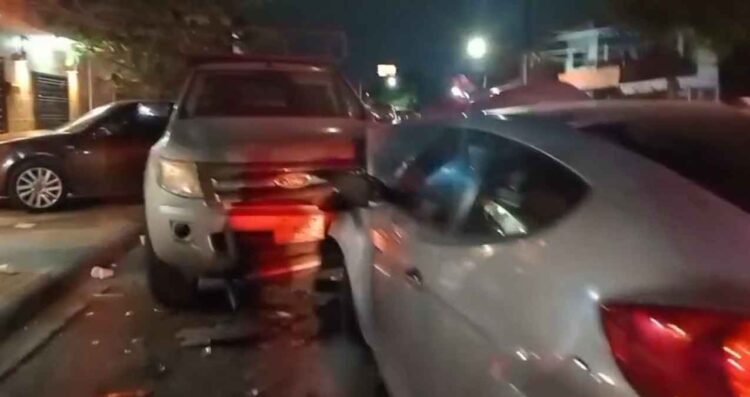 Conductor choca contra vehículos estacionados en Monterrey, Nuevo León