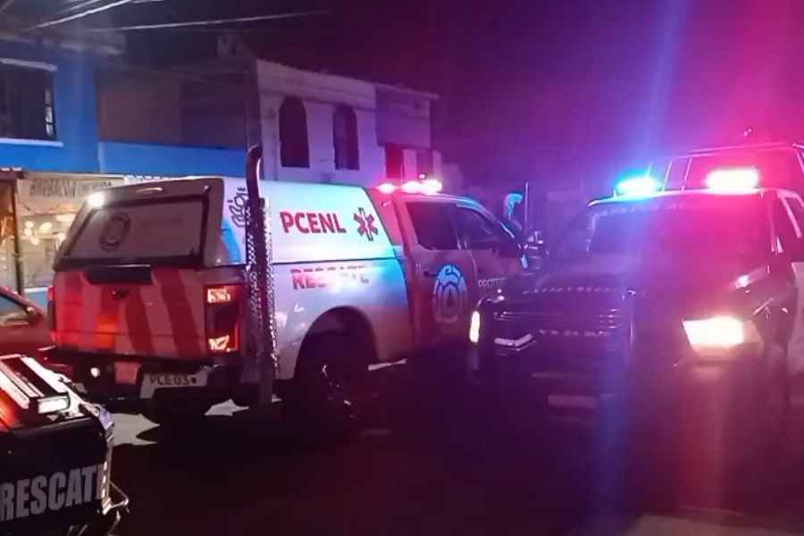 Conductor choca contra dos vehículos estacionados en Monterrey, Nuevo León