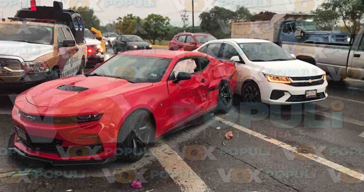 Conductor de auto deportivo choca contra la Guardia Estatal en Ciudad Victoria, Tamaulipas