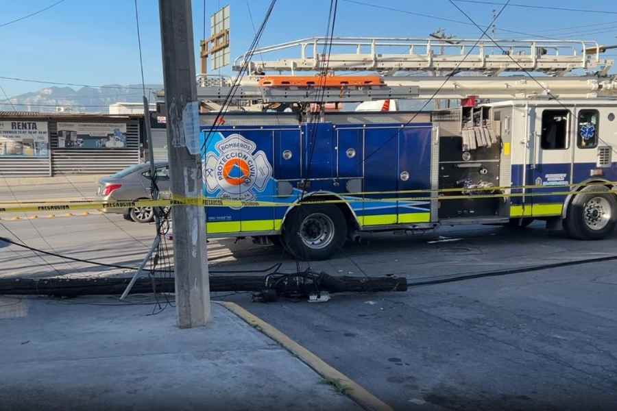 Conductor de camión de carga provoca caos vial tras derribar dos postes y huir en San Nicolás, NL
