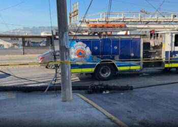 Conductor de camión de carga provoca caos vial tras derribar dos postes y huir en San Nicolás, NL