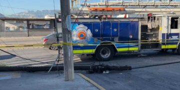 Conductor de camión de carga provoca caos vial tras derribar dos postes y huir en San Nicolás, NL