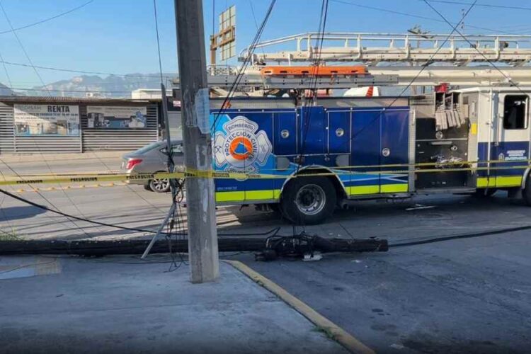 Conductor de camión de carga provoca caos vial tras derribar dos postes y huir en San Nicolás, NL