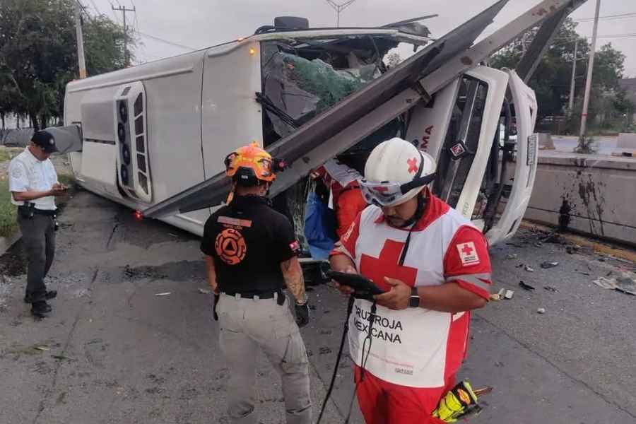 Conductor de camión de personal pierde la vida tras volcar en Escobedo, NL