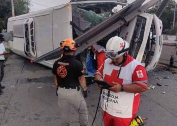 Conductor de camión de personal pierde la vida tras volcar en Escobedo, NL