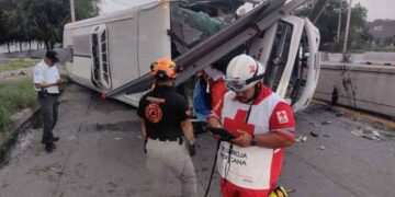 Conductor de camión de personal pierde la vida tras volcar en Escobedo, NL