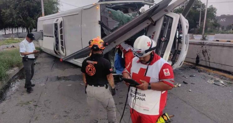 Conductor de camión de personal pierde la vida tras volcar en Escobedo, NL