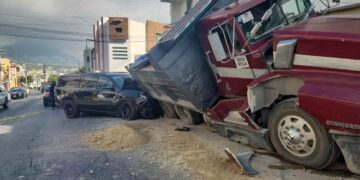 Conductor de tractocamión se queda sin frenos y causa choque múltiple en Monterrey, NL